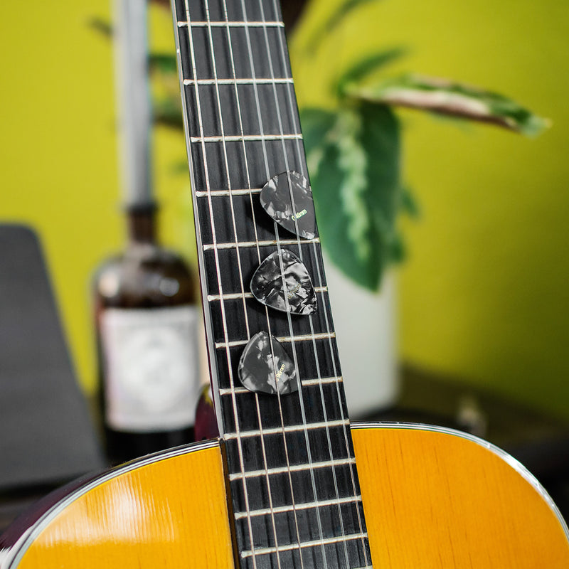kwmobile Gitarren Plektrum Blättchen - 3 verschiedene Stärken - Plektren Set für akustische Gitarre E-Gitarre