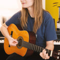 kwmobile Gitarren Plektrum Blättchen - 3 verschiedene Stärken - Plektren Set für akustische Gitarre E-Gitarre
