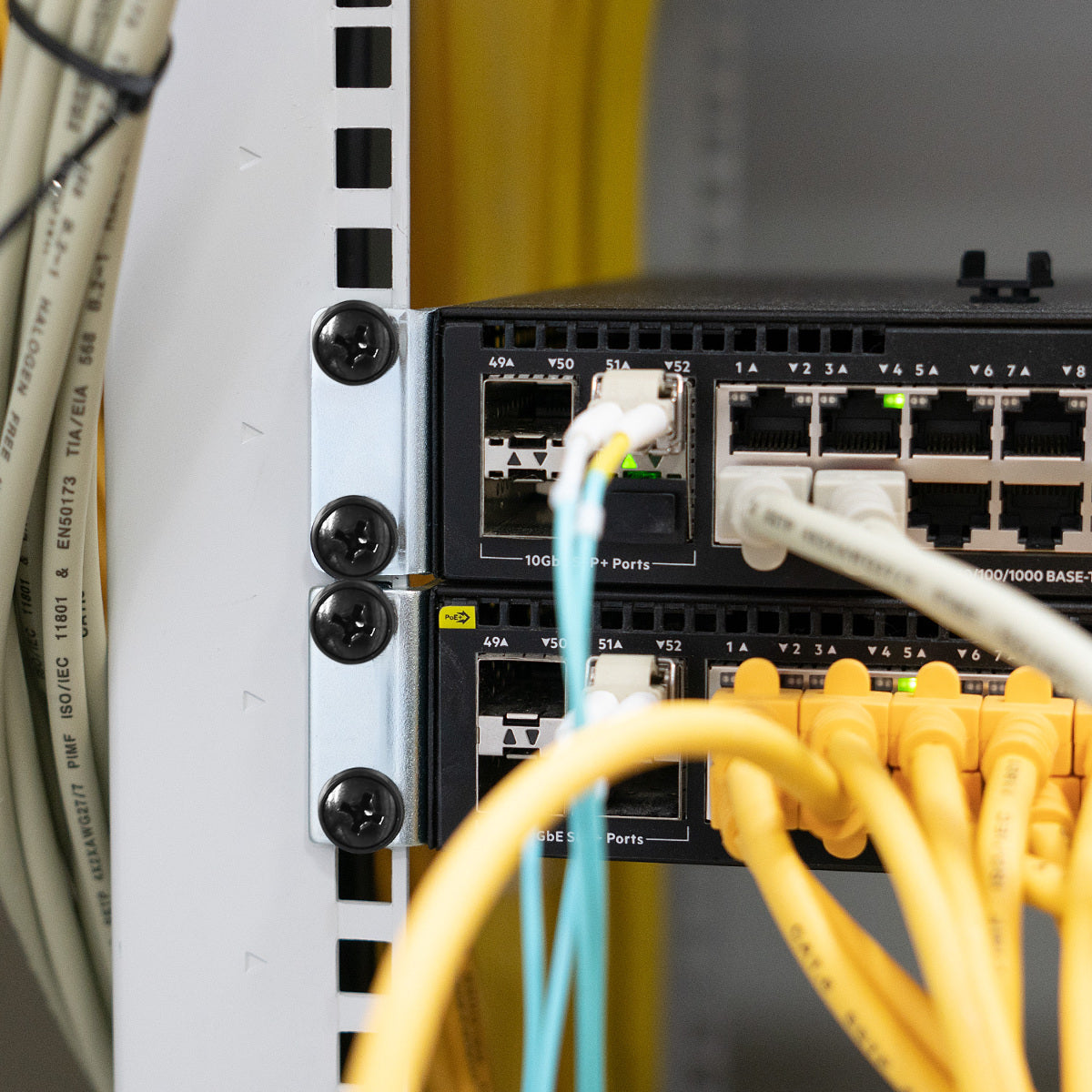 kwmobile Käfigmuttern aus Stahl - für 10’’ 19’’ Rack Netzwerkschrank - mit Muttern Schrauben Unterlegscheiben