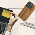 kwmobile Hülle kompatibel mit Apple iPhone 15 Pro - Backcover Cover Holz Maserung