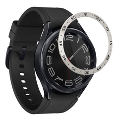 kwmobile Schutzring kompatibel mit Samsung Galaxy Watch 6 Classic 43mm Fitnesstracker - Bezel Ring Lünette - Silber