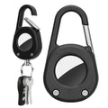 kwmobile SmartTag Hülle kompatibel mit Apple AirTag Schlüsselanhänger - Bluetooth Tracker Zubehör Halterung mit Karabiner - Schwarz Schwarz