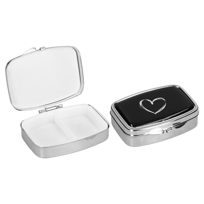 kwmobile 2x Edelstahl Tablettenbox mit 2 Fächern - 5,5 x 4 x 1,5cm - Pillendosen Set klein Tablettendose - Tragbare Pillenbox Metall Medikamentenbox Dose in Herz Brush Weiß  [dsg03]