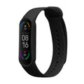 kwmobile Silikon Uhrenarmband für Xiaomi Mi Smart Band 6 / Mi Band 6 / Band 5 Armband - Ersatzarmband für Fitnesstracker - Wechselarmband Smartwatch - Schwarz Schwarz  