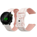 kwmobile Silikon Ersatzarmband kompatibel mit Garmin Forerunner 55 / Forerunner 165 / 245 / 645 / 570 42mm Armband - Silikonarmband mit geprägtem Design - Geprägtes Muster Weiß  [dsg01]